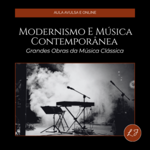 Capa de aula online com fundo preto e linguagem visual moderna, sóbria e sofisticada. No topo, há uma faixa horizontal em tom marrom-avermelhado com a frase “AULA AVULSA E ONLINE” centralizada em letras claras. Logo abaixo, no centro superior da peça, aparece o título “MODERNISMO E MÚSICA CONTEMPORÂNEA”, escrito em fonte serifada branca, grande e elegante, distribuída em duas linhas. Em seguida, vem o subtítulo “Grandes Obras da Música Clássica”, em branco e em itálico, reforçando o caráter didático e cultural da aula. Na metade inferior da imagem, há uma fotografia em preto e branco de um palco ou ambiente de apresentação musical contemporânea. O cenário mostra dois microfones em pedestais, um teclado ou sintetizador ao centro, um suporte de partitura e fumaça ou névoa cobrindo o fundo, criando uma atmosfera dramática e experimental. A imagem sugere performance ao vivo, sonoridade moderna, improvisação e estética de música atual, com elementos que dialogam com a linguagem do modernismo e da música contemporânea. A borda fina escura ao redor da fotografia contribui para a composição refinada e editorial. No canto inferior direito da imagem principal, aparece um selo circular marrom-avermelhado com as iniciais “LJ” em branco, funcionando como assinatura visual da marca. O conjunto transmite inovação, contemporaneidade e sofisticação, unindo cena musical, atmosfera cênica e identidade gráfica limpa. O contraste entre o fundo preto, o título branco e a fotografia em preto e branco dá à peça uma aparência elegante e muito adequada para uma aula sobre modernismo e música contemporânea.