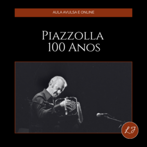 Capa de aula online com fundo preto elegante e estética clássica sofisticada. No topo, faixa horizontal em tom marrom-avermelhado com a frase "AULA AVULSA E ONLINE" centralizada em letras claras. Ao centro, o título "PIAZZOLLA — 100 ANOS" em tipografia serifada branca, refinada e imponente, seguido do subtítulo em itálico branco "O Tango Nuevo". Na metade inferior, fotografia histórica em preto e branco de Astor Piazzolla com seu bandoneón, ou uma cena de Buenos Aires evocando o universo do tango, emoldurada por borda fina escura. A imagem transmite a atmosfera intensa, sofisticada e apaixonada do tango argentino reinventado por Piazzolla. No canto inferior direito, selo circular marrom-avermelhado com as iniciais "LJ" em branco, assinatura da marca Liana Justus. O conjunto une identidade visual refinada, tipografia clássica e fotografia histórica, consistente com a proposta do projeto Encontros de Música Clássica com Liana Justus.