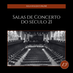 Capa de aula online com fundo preto, visual limpo e elegante, e identidade gráfica sofisticada. No topo, há uma faixa horizontal em tom marrom-avermelhado com a frase “AULA AVULSA E ONLINE” centralizada em letras claras. Logo abaixo, no centro superior da composição, aparece o título principal “SALAS DE CONCERTO DO SÉCULO 21”, escrito em fonte serifada branca, grande e refinada, ocupando bastante destaque visual. O texto transmite imediatamente a ideia de um conteúdo cultural, contemporâneo e ligado à música clássica e à arquitetura de espaços de apresentação. Na parte central inferior, há uma fotografia em preto e branco de uma sala de concerto vista de dentro do auditório, mostrando fileiras de cadeiras vazias organizadas em direção ao palco. A imagem revela a amplitude do espaço, a simetria da plateia, as paredes laterais e a estrutura acústica do local, com um palco ao fundo e iluminação discreta no teto. O enquadramento sugere profundidade, silêncio e expectativa, remetendo ao ambiente de escuta concentrada e à experiência ao vivo em salas modernas de concerto. A borda fina escura ao redor da fotografia reforça a estética formal da peça. No canto inferior direito da imagem principal, aparece um selo circular marrom-avermelhado com as iniciais “LJ” em branco, servindo como assinatura da marca. A composição inteira transmite modernidade, refinamento e atmosfera institucional, unindo arquitetura, música e cultura em uma imagem que comunica qualidade, seriedade e sofisticação. O contraste entre o fundo preto, o título branco e a fotografia em preto e branco dá ao material um aspecto elegante e muito apropriado para uma aula sobre espaços de concerto no século 21.
